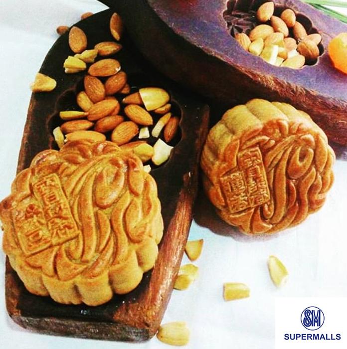 smsupermalls's tweet photo. Get together with the family & enjoy these tasteful moon cakes from @pollandhopia! #SMFoodieFridays #SMMooncakeFest http://t.co/nXtBrsJgFH