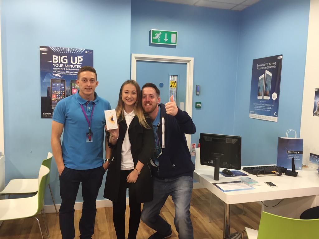 DanMawson_'s tweet image. First happy iPhone customer!#O2CrystalPeaks @daleclarko2 @lindajonesO2 @zakpatelo2 @HabibKhatib_o2