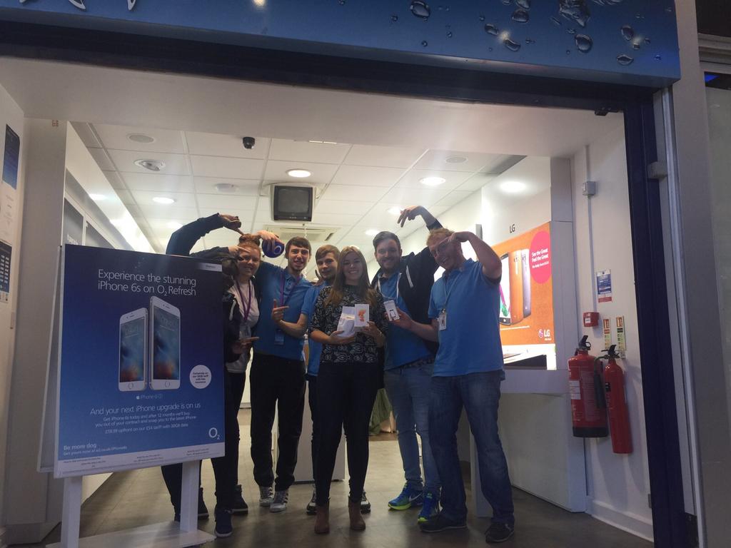 MIDCommsUK's tweet photo. Some more happy customers with their new IPhone6s #O2ThorntonCleveleys #O2Sale #O2Stretford http://t.co/PeT5CgKaPB