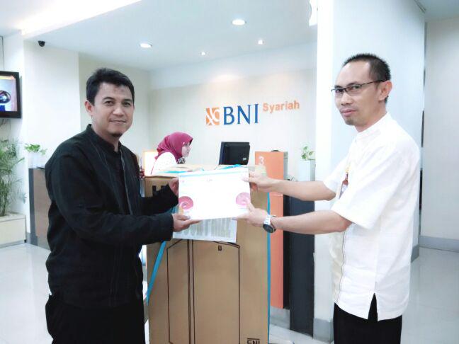 wuullaaann's tweet photo. Penyerahan hadiah doorprise kulkas Pemenang undian event iB Vaganza @BNISyariah Tasikmalaya. Hasanah Titik! 😊😀🙌 http://t.co/adqSNKgWK4