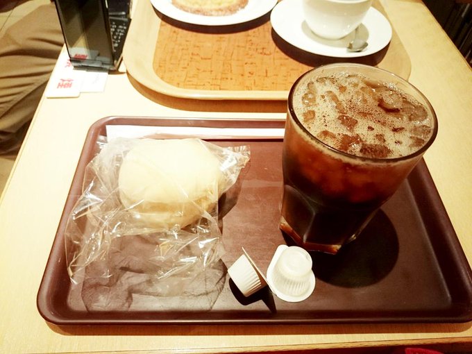 クリームパンとアイスティー٩(๑❛.̮❛๑)۶ http://t.co/STnaeyfLcM