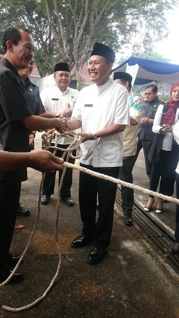 Humas_Palembang's tweet photo. Pemberian Secara Simbolis 1 Ekor Sapi Dari Walikota @harnojoyo1967 Kepada Kepala Dinas PU Bina Marga http://t.co/vs8nxBUXLJ