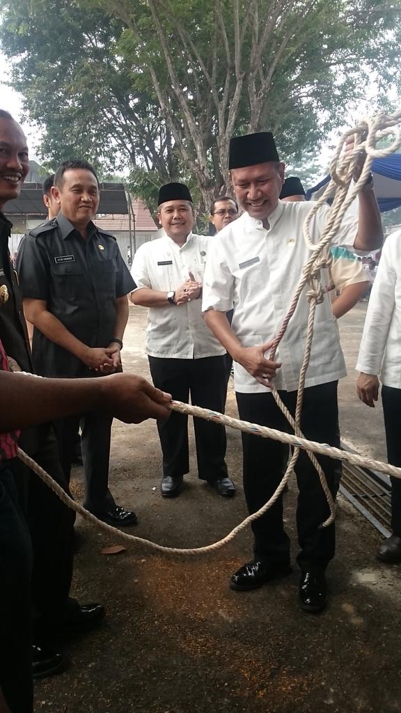 Humas_Palembang's tweet photo. Pemberian Secara Simbolis 1 Ekor Sapi Dari Walikota @harnojoyo1967 Kepada Kepala Dinas PU Bina Marga http://t.co/vs8nxBUXLJ