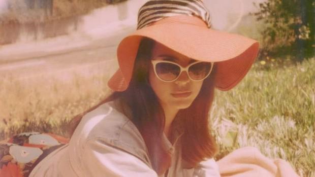 flyinthecan's tweet photo. @LanaDelReyinvites fans to call her on new album Honeymoon - http://t.co/uVkyMmOUNq http://t.co/8r6M83EtgA