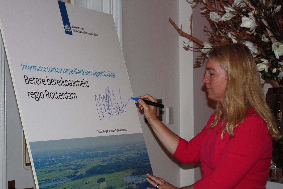 BlankenburgRWS's tweet image. Minister #Schultz heeft met bestuurders regio #Rotterdam de plannen voor  de #Blankenburgverbinding bezegeld.