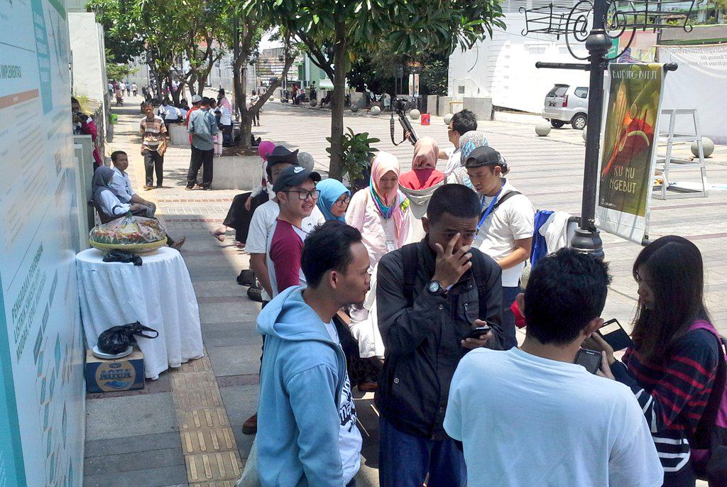 aksirelawanbdg's tweet photo. Volunteer siap rayakan HariJadiKotaBandung #205BDG 
*Tumpeng siap dipotong PaWali @ridwankamil

#CikapundungRiverSpot http://t.co/jokBpzDST9