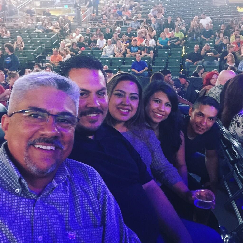 box_chef's tweet photo. #FluffyBreaksEven #3rdrow #greatshow #maartiiin http://t.co/jxE7ZnpdUY