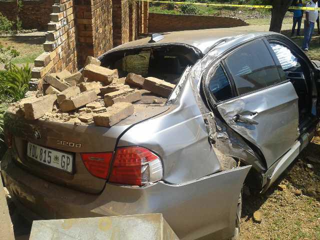 SAPoliceService's tweet photo. #sapsGP After high speed chase by #FlyingSquad stolen car &amp; getaway car collided into wall &amp; 3 suspects arrested SD http://t.co/D3bgZixqLr