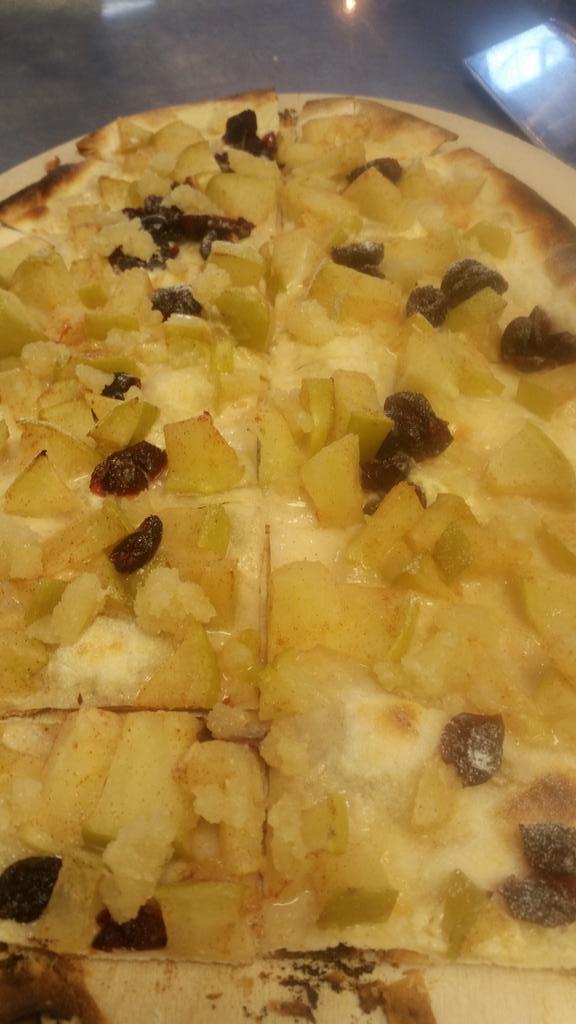 Testing... #flammkuchen appel kaneel, Apple cinnamon.