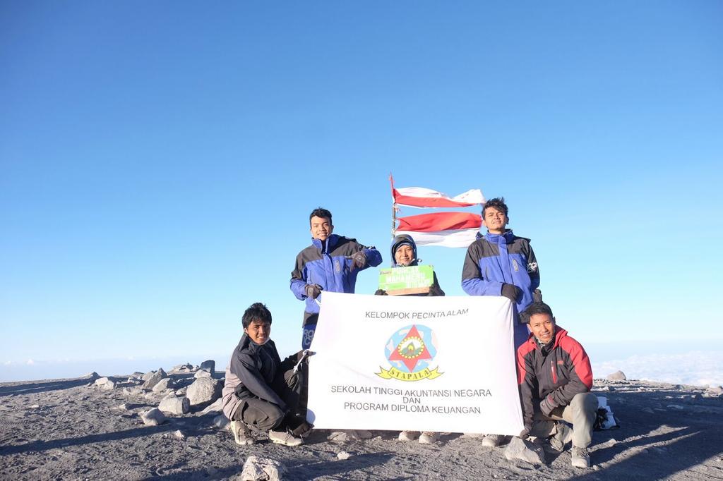 7SummitsINA's tweet photo. #latepost 05.00 WIB 21.09.2015 Puncak Gn. Semeru 3676mdpl, Jawa. Nex stop: Top of Indonesia. #7SummitsIndonesia http://t.co/AO6oJNDX4x
