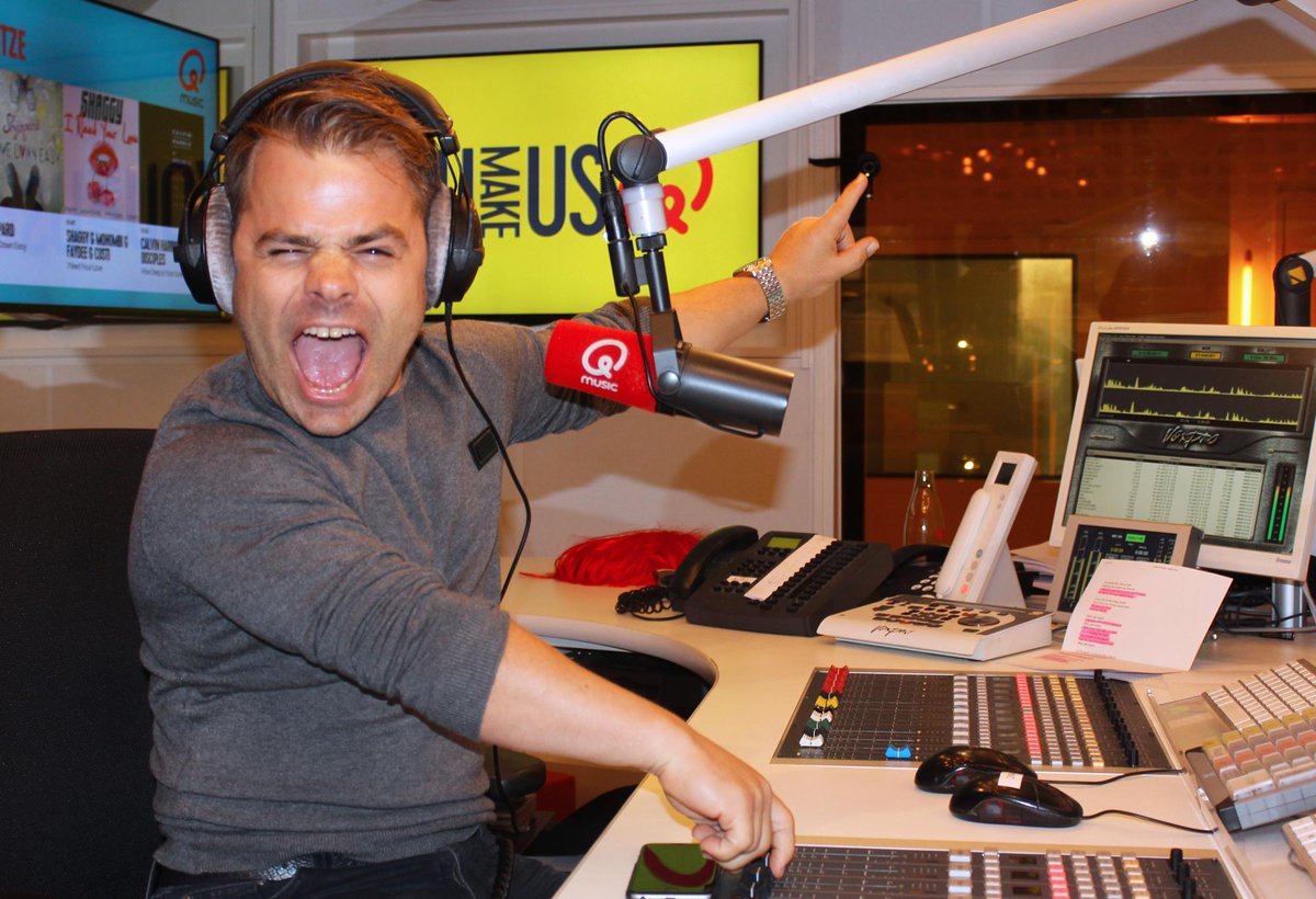 QmusicNL's tweet photo. Daar zit 'ie dan... @VanVelzenMusic live achter de knoppen. Oh en @MattieWietze gaan straks voor je zingen! #nuopQ http://t.co/10hdU73D8O