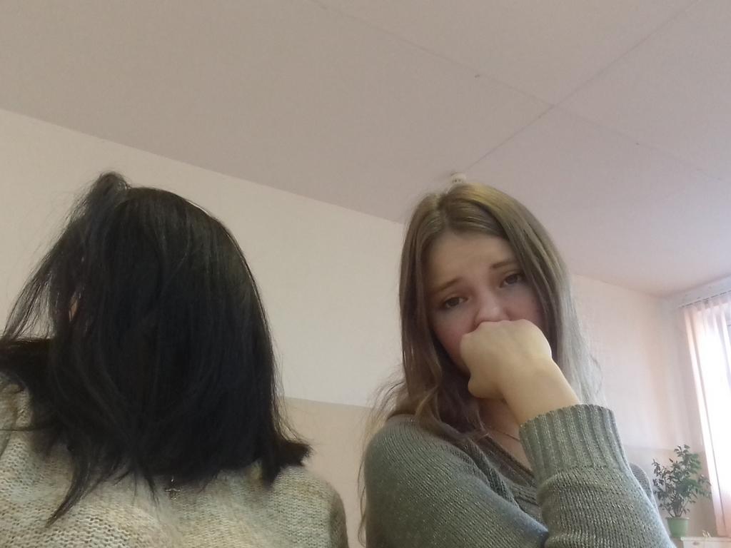 jdanchic's tweet photo. Два урока физики сидим и ухи пинаем http://t.co/ztbPRyJXJr
