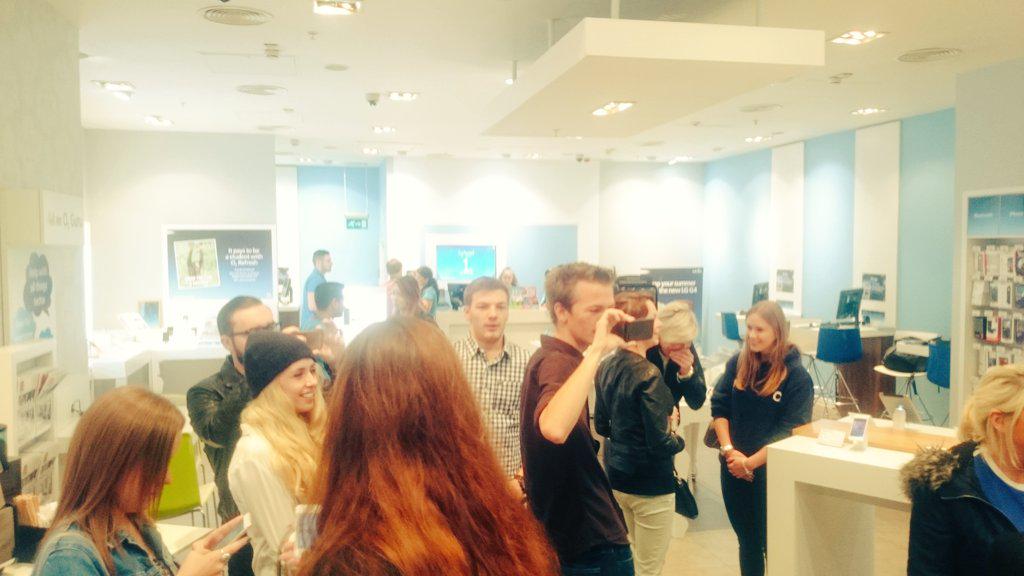 damoakaflash's tweet image. Arrived @O2 Store! Waiting for it all to kick off #iphone6sono2 #WearTheRose