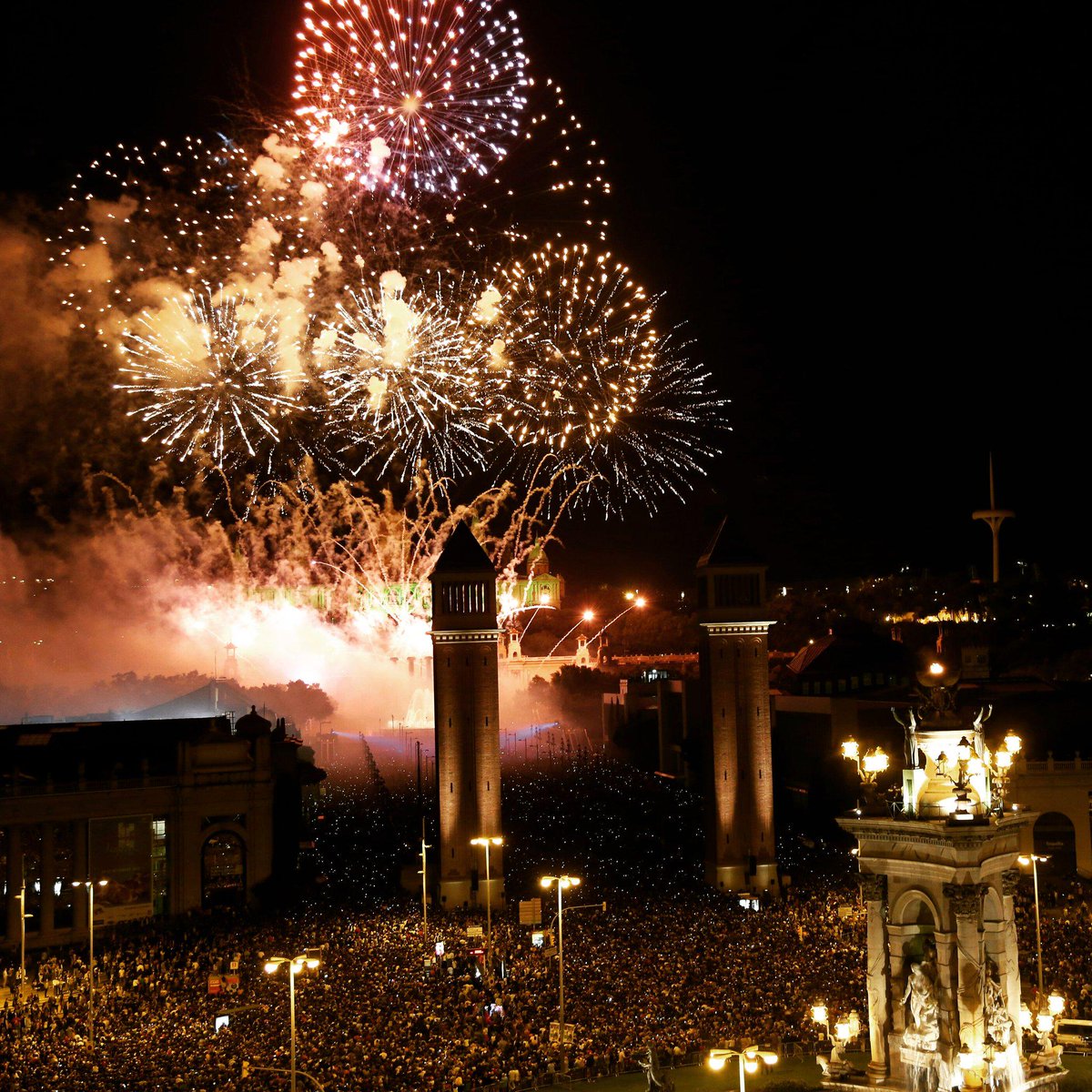 El #piromusical  de Barcelona, en una foto de <a href="/Criscalder/">Cristina Calderer</a> al nostre INSTAGRAM instagram.com/diariara #merce2015