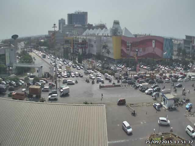 14:14 Arus lalin simpang Giant Bakasi Barat cukup ramai terutama yg dari arah Kalimalang padat