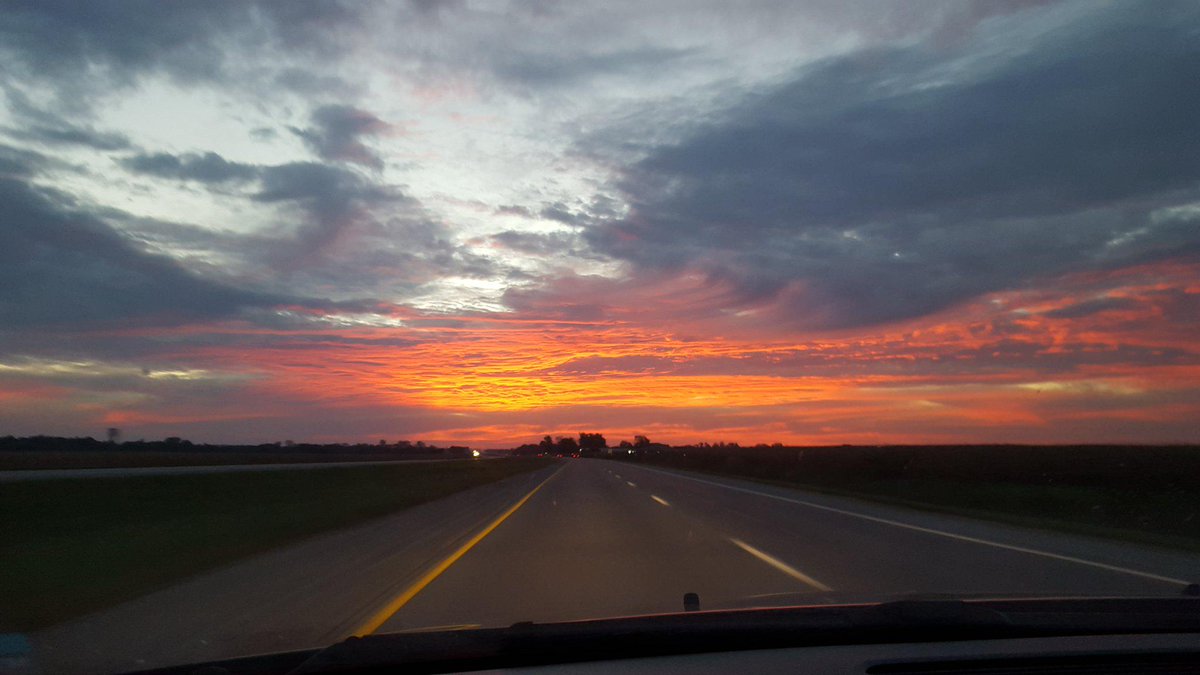 ISUCaitL's tweet photo. Did anyone else have this amazing view on their way to work this morning? #iowaisbeautiful #sunrise #morningcommute http://t.co/g6et76sKNP