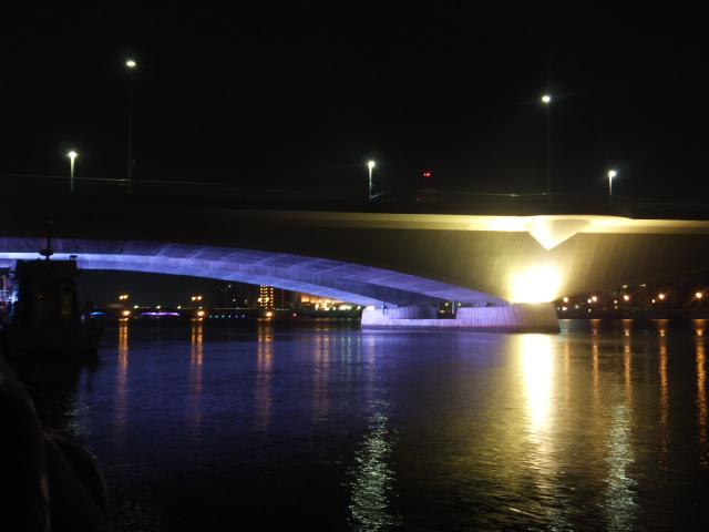 على تويتر まずは万代橋から見て日本海側に位置する柳都 りゅうと 大橋の画像から 柳都大橋はでは 橋の両サイド付近がライトアップされるかたちになっており 時間の経過にあわせて橋のたもとの色が変わります 新潟市万代橋から見る夜景づくり 柳都
