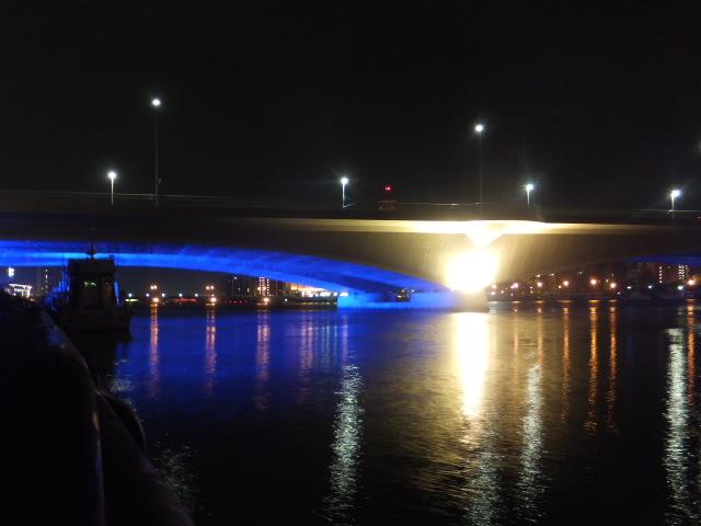 على تويتر まずは万代橋から見て日本海側に位置する柳都 りゅうと 大橋の画像から 柳都大橋はでは 橋の両サイド付近がライトアップされるかたちになっており 時間の経過にあわせて橋のたもとの色が変わります 新潟市万代橋から見る夜景づくり 柳都