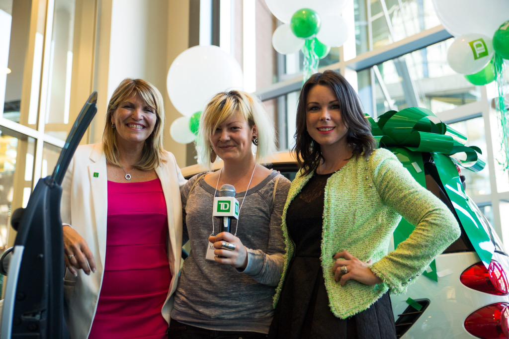 Marie-Amelie Emblem-Laduré gagnante de notre concours repart de la nouvelle succursale TD avec une #SMART électrique