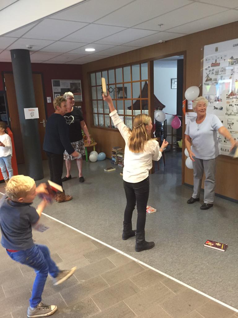 vatpiet's tweet image. Geweldig! Burendag in Bles! @Mwaardactief brengt 'reuring' in Graafzicht met de kinderen van OBS Kiezel/Kei. #verbind