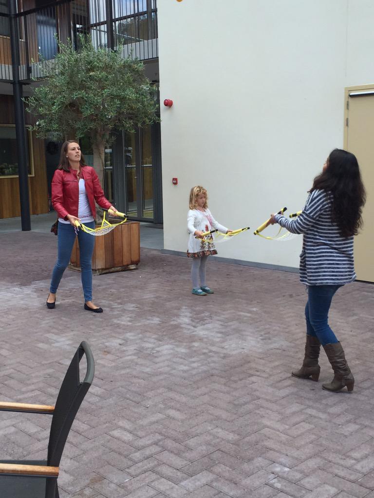 vatpiet's tweet image. Geweldig! Burendag in Bles! @Mwaardactief brengt 'reuring' in Graafzicht met de kinderen van OBS Kiezel/Kei. #verbind