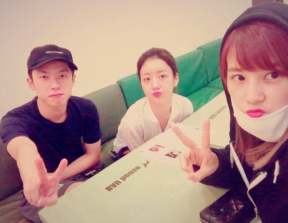 Apink_China's tweet photo. 150925 普美更新翻译：
“大家都度过一个愉快的中秋哦！回家之前与初珑姐姐和贤洙哥哥一起去了狗狗咖啡厅 小狗实在是太可爱了！！！>.< 治愈！！！！@.@ kkkkkkk表情都太搞笑了 精神出走的贤洙哥哥 对不起没控制好我的表情” http://t.co/5dkks3IIVZ