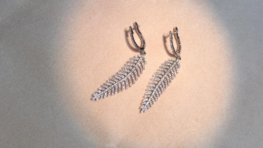 TomFrenchJewels's tweet image. Completely mesmerised by the arrival of these stunning Diamond set feather Earrings. #elegant #delicate #earring #TF