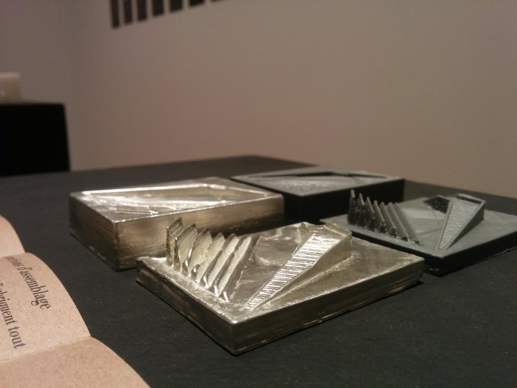 _larockh's tweet photo. First ever metal casting. Micro-monuments @axeneo7 avec Project EVA et Entrepreneurs du commun http://t.co/soEKZ12vSb