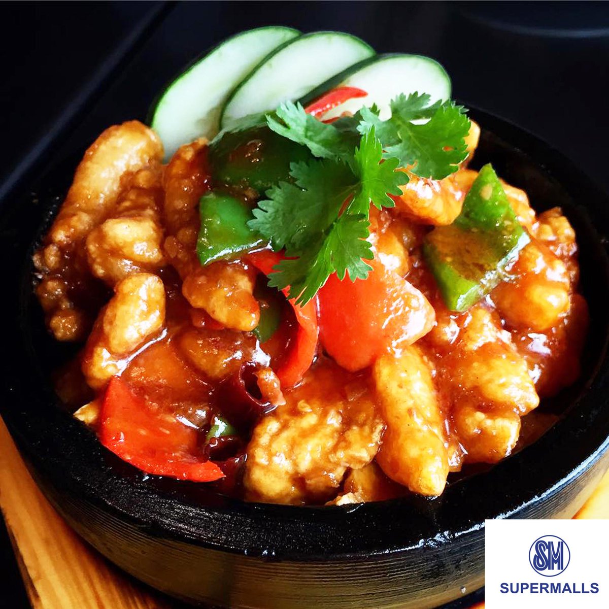 smsupermalls's tweet photo. Celebrate the long weekend with the family with a Feast for 4 treat at @LugangCafe! #SMFoodieFridays #SMMooncakeFest http://t.co/IWPfy6VeSk