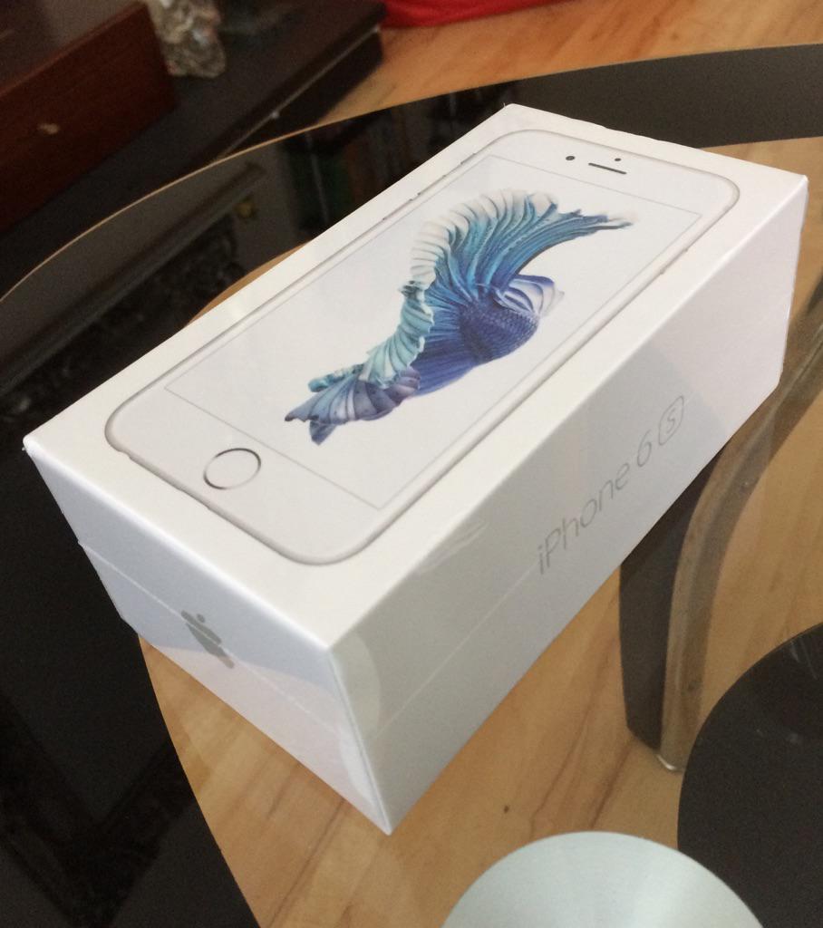 sweena's tweet image. The toy has entered the building. #iPhone6SOnO2