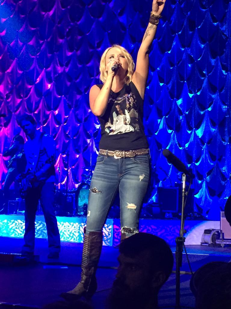 EShannon555's tweet photo. Best concert I've been to in awhile!! @mirandalambert http://t.co/wJm1xrb68A
