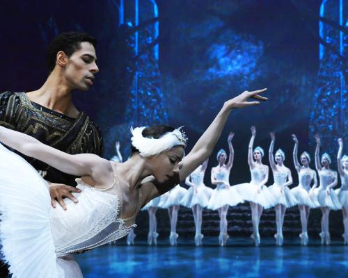 Looking to see something great in #Salford this weekend? Check out #SwanLake <a href="/The_Lowry/">Lowry</a>! thelowry.com/WhatsOn/now