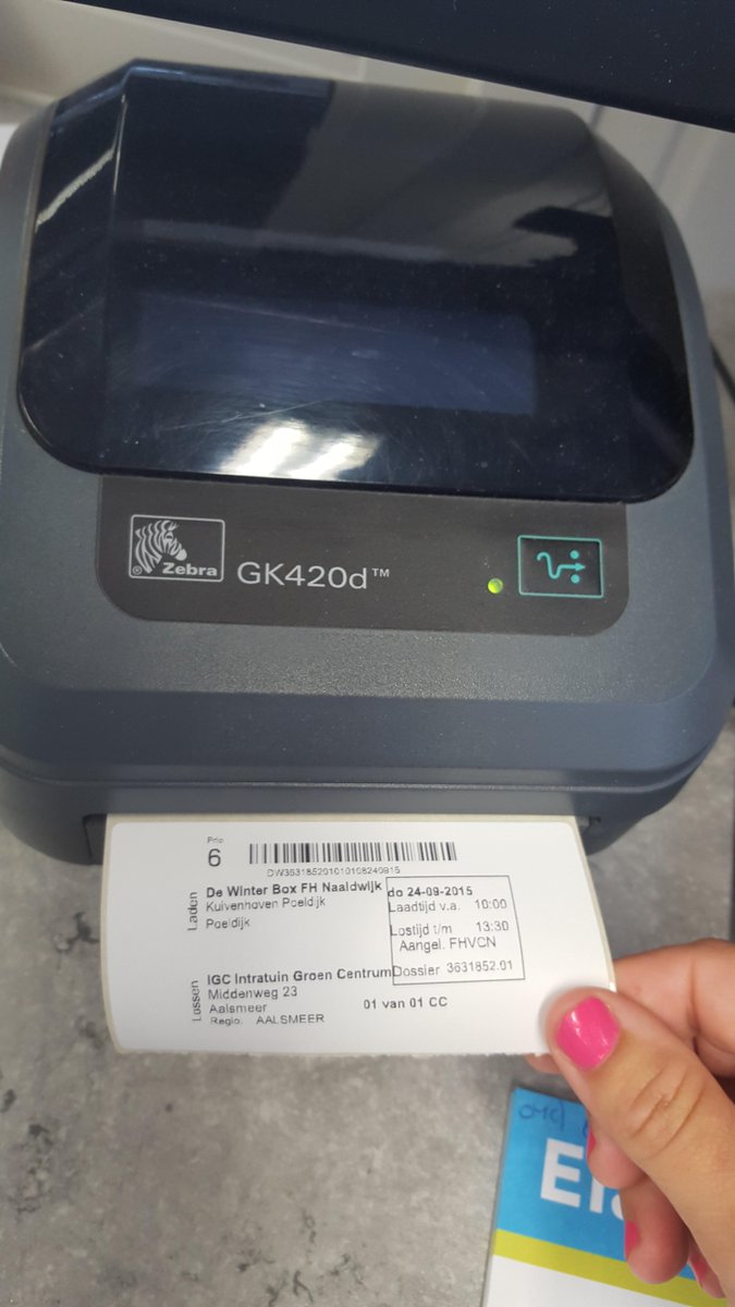 Kuivenhoven Poeldijk  is als eerste aanleverklant begonnen met het stickeren
op de tuin. DWL weer vernieuwend !!!