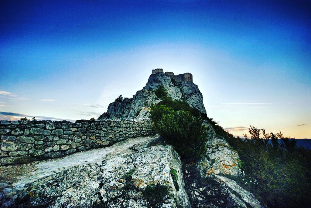 Video_Tweed's tweet photo. Perched on 2,600 ft craig watching sunset at Peyrepertuse, a Cathar castle in the Pyrénées #france #paysage #topview http://t.co/YaITBieIkH