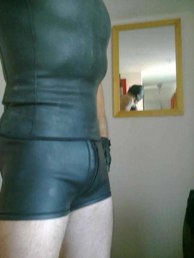 CoriosoCuir's tweet photo. With some #neoprene #gear today :-) http://t.co/IxGCCWfbwM