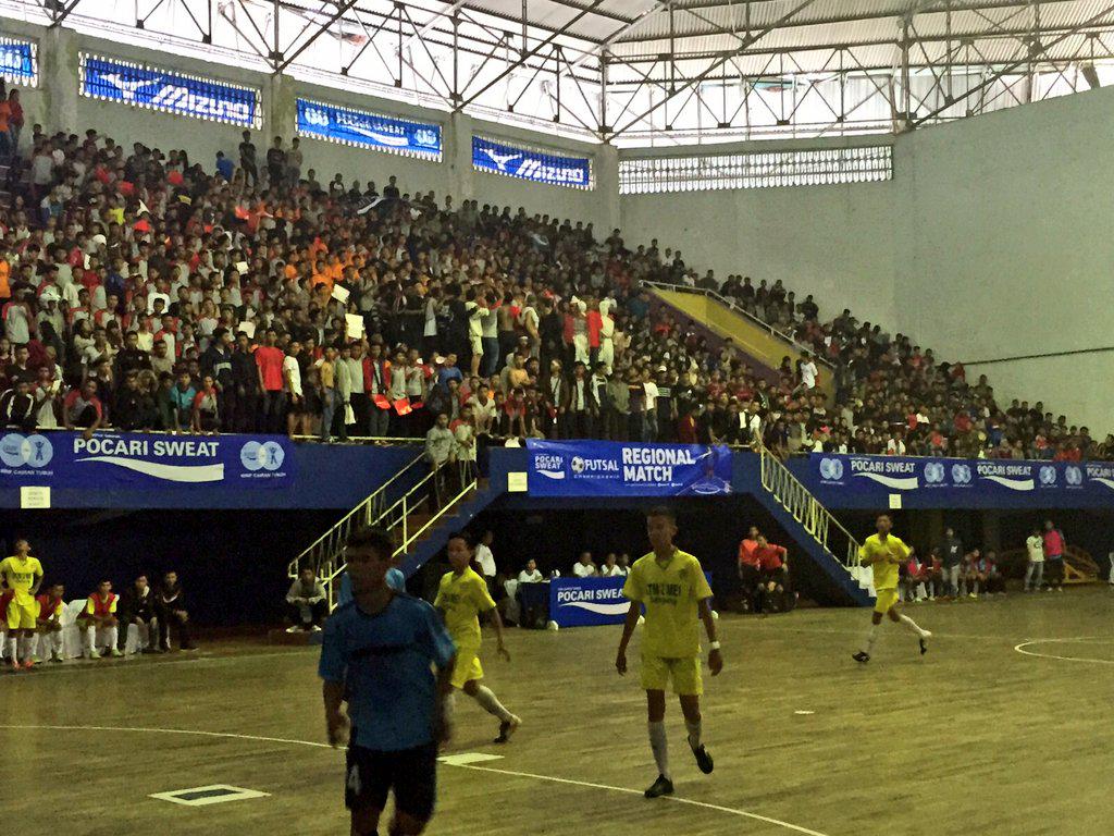 PocariSportID's tweet photo. Kamu gak salah liat kok,iya itu supporter SMK 2 Mei Bandar Lampung di #PSFCLampung! Rame ya! :D #PSFC2015 http://t.co/GSnS2Z6Dz4