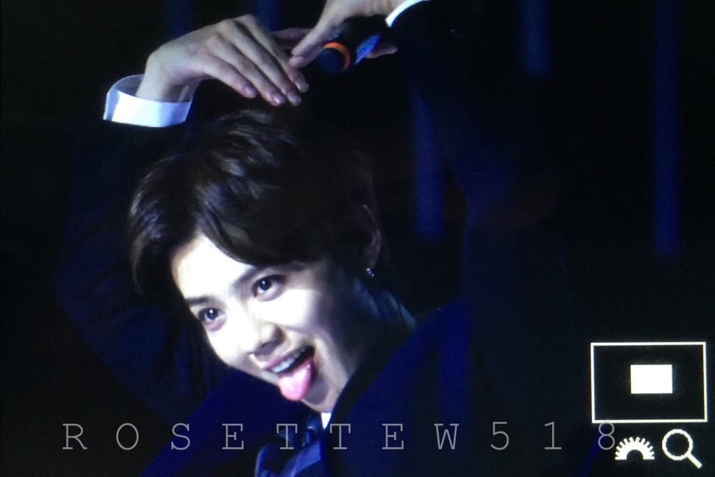 dyokyungja's tweet photo. #LuhanFirstMiniConcert
LUHAN TO SM http://t.co/qDoM8wExYD