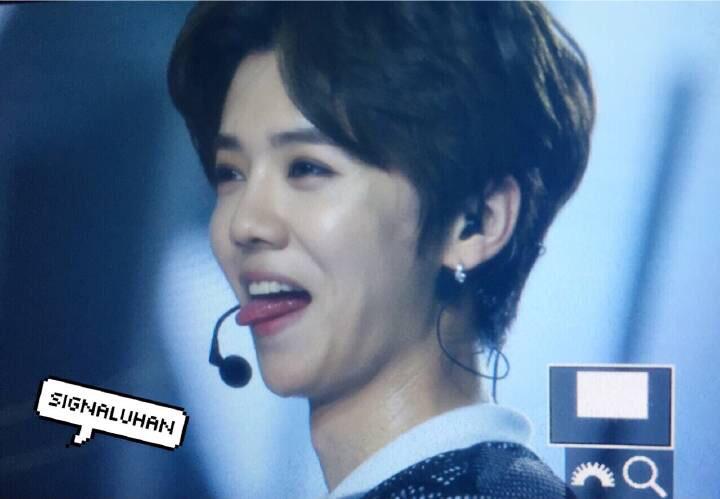 dyokyungja's tweet photo. #LuhanFirstMiniConcert
LUHAN TO SM http://t.co/qDoM8wExYD