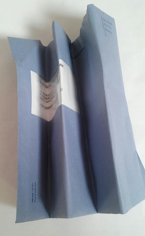 Ik hou ook niet van blauwe enveloppen, maar onze postbode heeft duidelijk wat onderdrukte woede