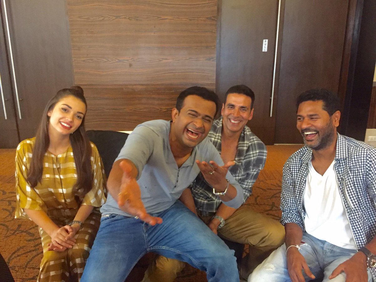 sidkannan's tweet photo. The laughters show how mad our chat was @akshaykumar @iamAmyJackson @PDdancing @SIBTheFilm @AshviniYardi #oye104.8FM http://t.co/1hFGIKuiv8