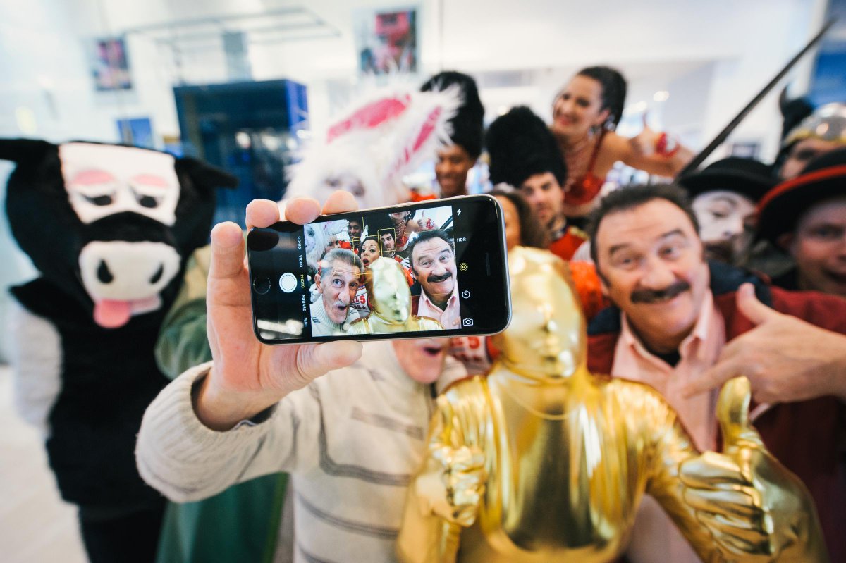 T3dotcom's tweet image. .@o2 sent us these pics of the Chuckle Brothers queuing up for #iPhone6s. We kid you not. t3.com/news/iphone-6s…