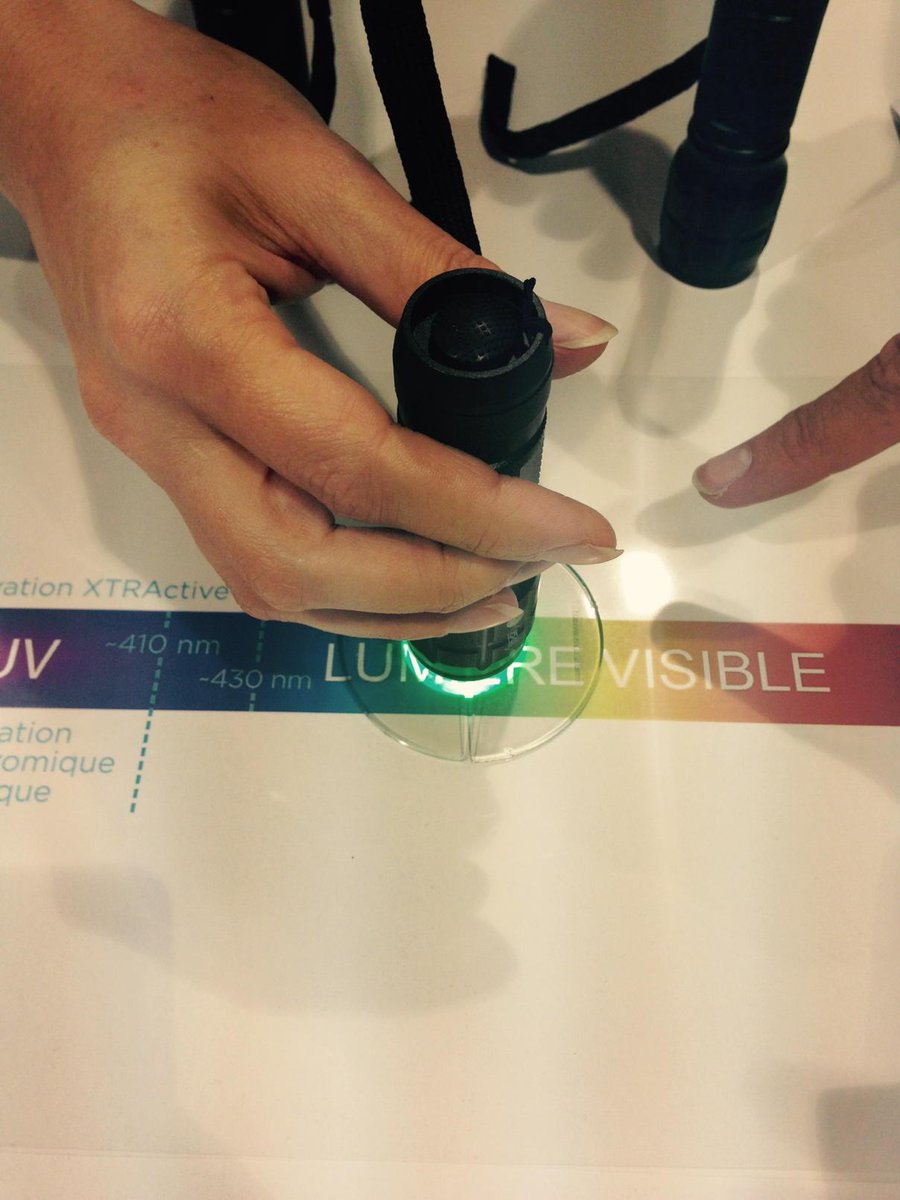 EssilorFrance's tweet photo. Démonstration #transitions Xtractive #silmo2015 http://t.co/ekNG92XEIH