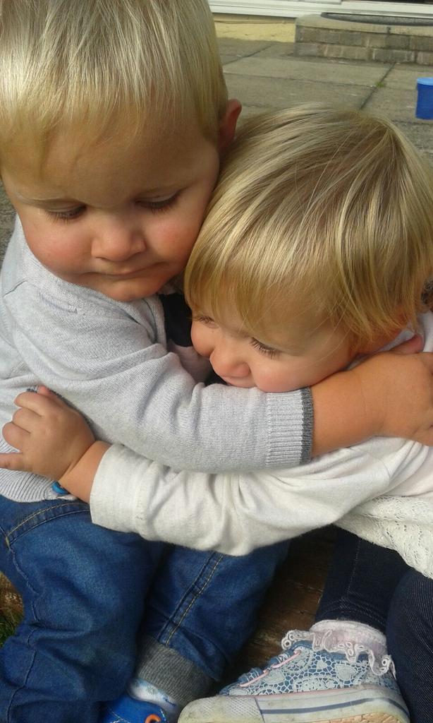 GpPorter8's tweet photo. Best friends my twins are never far apart. http://t.co/ozr6HFNb3Q