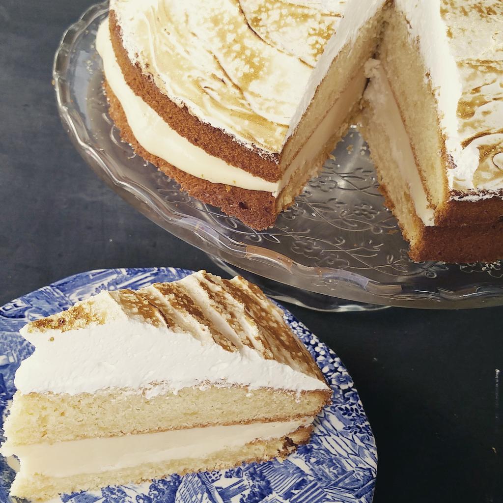 Als Niet-op-de-Kaart-Taart hebben we vandaag een amarettotaart met koffiecrème gebakken. Mierzoet,maar heul lekker ;)