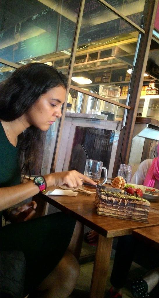 CaroliciousFans's tweet photo. Potong kue nya potong kue nya 💕 #latepost http://t.co/vqnnB30vdG