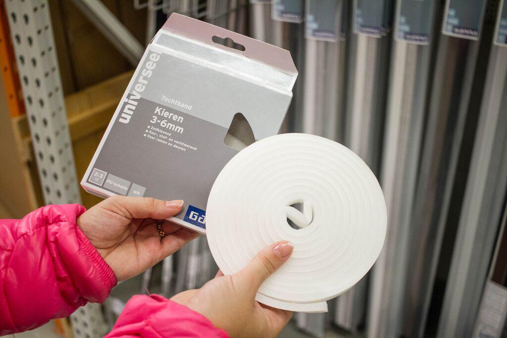 RT &amp; maak kans op 10 meter tochtband! Bespaar €5 per raam of deur p.j. #tipsvooreentientje bit.ly/1iM5vR1