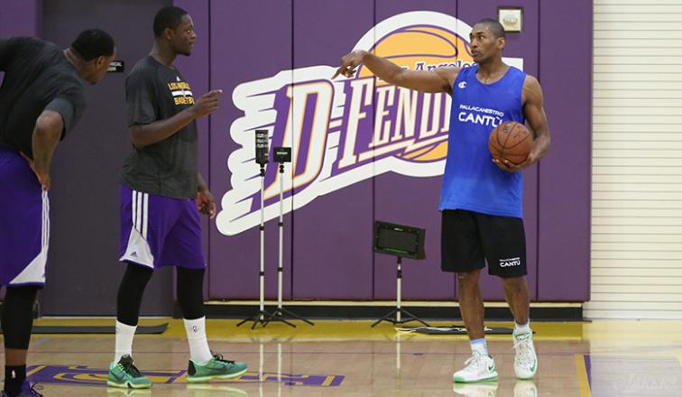 MettaWorldPeace <a href="/MettaWorldPeace/">someday we'll be free</a> si allena con i <a href="/Lakers/">Los Angeles Lakers</a> con la maglia della <a href="/PallCantu/">Pallacanestro Cantù</a> #SerieABeko