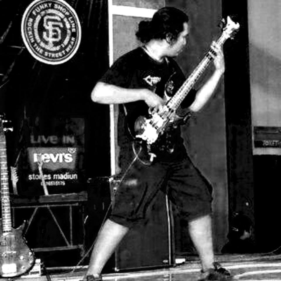 Sedikit info
kami IMPERFORATA telah menambah 1 member untuk diposisikan sebagai Bassist, perkenalkan "Sofyan Ashari"