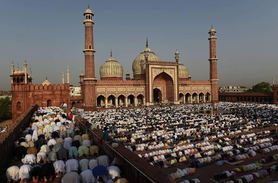 BeautyOfIslaam's tweet photo. Millions gathered to offer Eid Prayer across the world today... Subhanallah! http://t.co/MhZuqz4NwQ