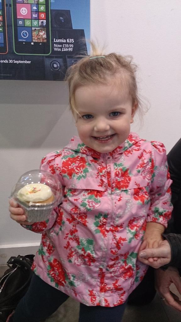 CelfoneTrading's tweet image. Somebody's happy with their cupcake! #iphone6s launch. #O2thurmaston